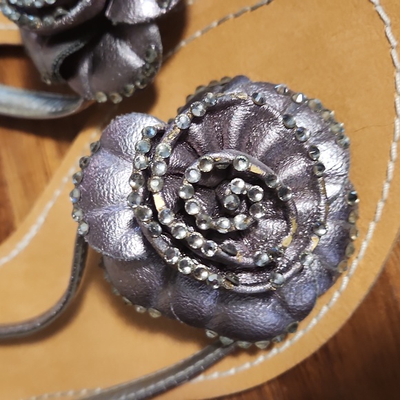 💙 10 for $20 flower flip flops - Picture 2 of 4